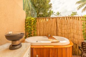 Casa dAroeira Residencial Boutique - Centro de Juqueí - Perto de Tudo - 2 quadras do Mar - Serviço de Praia - Roupa de Cama 600 fios algodão Egípcio - Tudo Novo - Estacionamento Interno - Cozinha - Consulte unidades com Ofurô Hidro e Cromoterapi