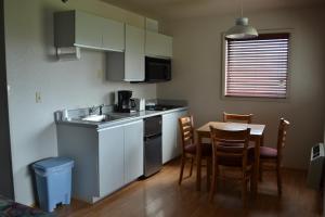 Queen Suite room in Absaroka Lodge