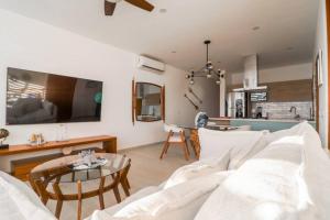 Brand new apt - pool in terrace - beach 1 minute!