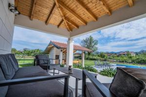 Villa Modriola heated Pool