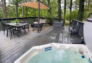 Airstream Retreat, Hot Tub, Sunset Deck & Trail
