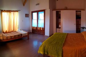 Amplia casa con estacionamiento