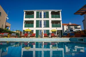 Apartments with a swimming pool Milna, Brac - 21179