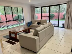 Sandstone Point Sleeps 10, 4-bedroom home - Beachmere