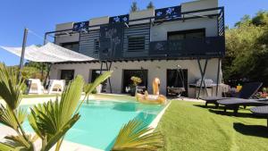 DANDELION GITE SPA Gorges du Tarn piscine jacuzzi rivière vue exceptionnelle villa nature design