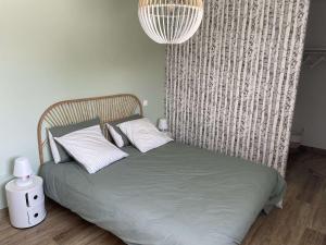 Villa moderne avec piscine privée et grand terrain en centre-ville - FR-1-382-208