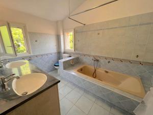 Villa 4 pièces avec piscine et jardin à Cavalaire-sur-Mer - FR-1-226B-147