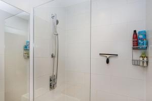 Bright 2-bed garden flat with skylights in Chelsea