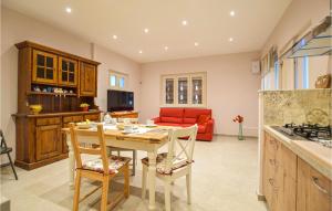 2 Bedroom Stunning Home In Camaiore