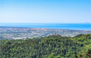 2 Bedroom Stunning Home In Camaiore