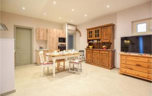 2 Bedroom Stunning Home In Camaiore