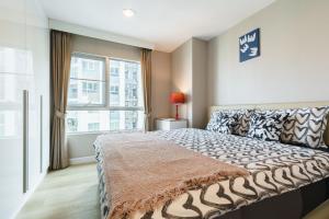 Internet celebrity train night market swimming pool free WiFi mrt 100m