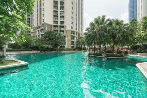 Internet celebrity train night market swimming pool free WiFi mrt 100m