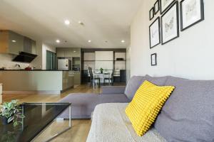 Internet celebrity train night market swimming pool free WiFi mrt 100m