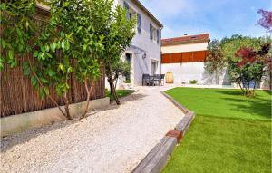 Maisons de vacances Nice Home In Carpentras With Wifi, Private Swimming Pool And 3 Bedrooms : photos des chambres