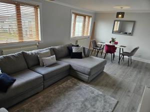 NO 40 - 3 bedwith smart tv FULLY FITTED KITCHEN, Spacious living accommodation, FREE PARKING - ideal for TRADES, reduction for LONG STAYS part of Langley Cottages and Apartments