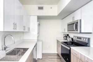 Brickell 2br w gym pool wd nr City Center MIA-40