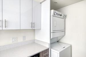 Brickell 2br w gym pool wd nr City Center MIA-40