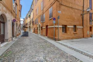 GuestHost - Ferrara Mignon Lilac House