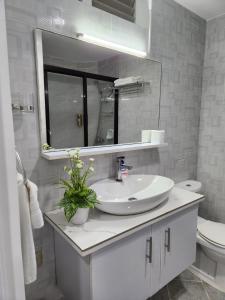 Condo Azur Suites A125 Amani Resorts Residences , 5 minutes Airport, Netflix, Stylish, Cozy with Luxurious Swimming Pool