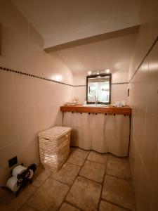 B&B / Chambres d'hotes Les Lauriers Roses - Maison d'Hotes : Chambre Double avec Salle de Bains Privative