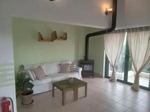 The White Rabbit Guesthouse Eco-Lodge "Cosy Apartment" - Ormília