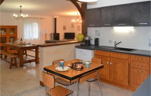 Maisons de vacances Beautiful home in Atur with Outdoor swimming pool, WiFi and 3 Bedrooms : photos des chambres