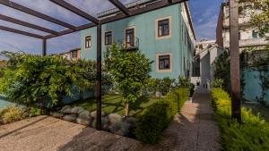 LovelyStay - Downtown Studio with Pool, AC and Balcony