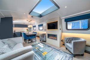 Elegant houseboat near Canary Wharf