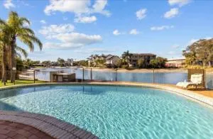 Mooloolaba Waterfront Unit - sleeps 8 - Mountain Creek