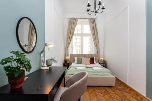 Classy Old Town Apartment - by Upstairs