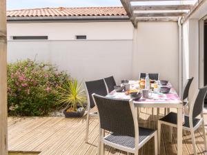 Apartment Les Patios de Flore-1 by Interhome