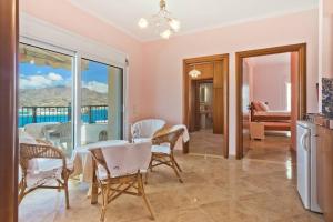 Crystal Chateau: Μaisonette above the sea