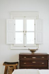 3-Room, 3-Bath Villa with Massive Pool, Central Location, Seconds from Cliff!