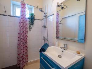 Maisons de vacances Holiday Home La Pierre Fleurie by Interhome : photos des chambres
