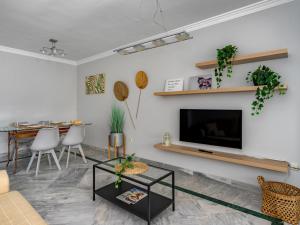 Bright Terrace Puerto Banús by Rent Me