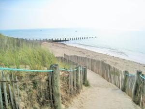 Maisons de vacances Maison lumineuse avec jardin clos, a 400m de la plage, pour 8 personnes, secteur calme - FR-1-224B-22 : Maison de Vacances (8 Adultes)