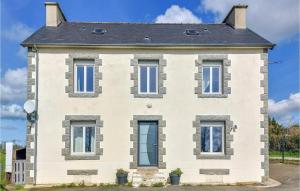 Maisons de vacances Awesome Home In Poullaouen With Wifi And 3 Bedrooms : photos des chambres