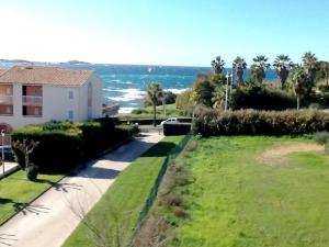 Appartements Appartement T2 avec piscine, tennis et parking - A 400 m des plages et commerces - FR-1-316-16 : photos des chambres