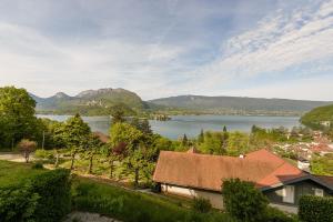 L'Hermitage, 3 appartements avec terrasse, vue lac, parking et PISCINE, LLA Selections by Location Lac Annecy : photos des chambres