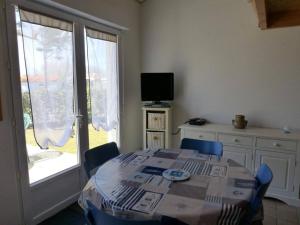 Maison 3 pièces avec mezzanine, 6 couchages, à 5 km de la plage - calme et tout confort, parking inclus - FR-1-224-402