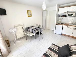 Appartements Appartement Six-Fours-les-Plages, 2 pieces, 4 personnes - FR-1-316-109 : photos des chambres