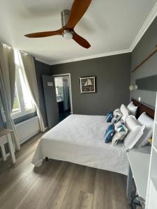 Hotels Villa Les Terrasses a Tamaris vue mer exceptionnelle de chaque chambre, plage en bas du domaine : photos des chambres