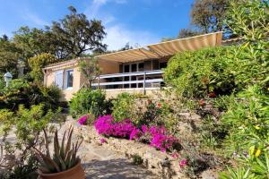 Maisons de vacances Natural Beauty - View of Les Maures and the Sea : Maison 4 Chambres