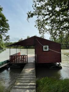 Small Cabin on river Jabukov cvet