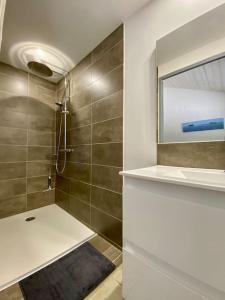 Villas Villa avec piscine chauffee proche de l'ocean avec suite PMR : photos des chambres