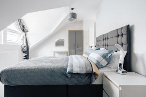 Luxury central apartment sleeps 7 guests with free parking and Netflix