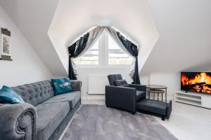 Luxury central apartment sleeps 7 guests with free parking and Netflix