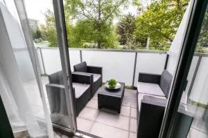 ALURE RESIDENCES 1 & 24h self check-in, free parking in front of the apartment building, new building, terrace, cafe with breakfast in the apartment building, next to the aqua park - Skubín