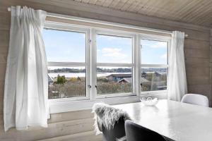 Cozy Log Cabin With A View Of The Water